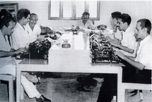 García Márquez (segundo a la derecha) en la sala de redacción de El Heraldo, periódico barranquillero, en 1951.
